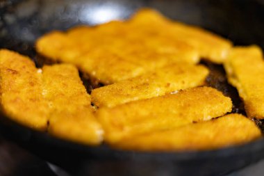 Kurutulmuş şeritler kızartma tavasında pişirilir.