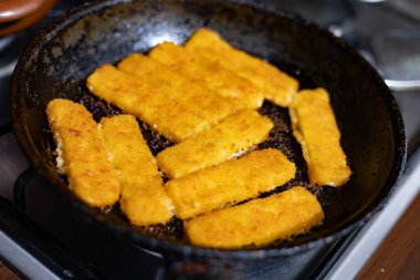 Kurutulmuş şeritler kızartma tavasında pişirilir.