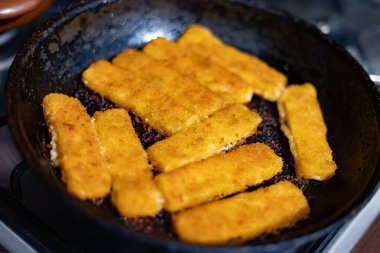 Kurutulmuş şeritler kızartma tavasında pişirilir.