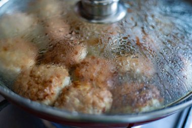 Pirzolalar ocağın tavasında pişiyor..