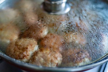 Pirzolalar ocağın tavasında pişiyor..