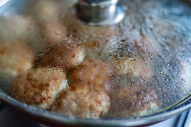 Pirzolalar ocağın tavasında pişiyor..