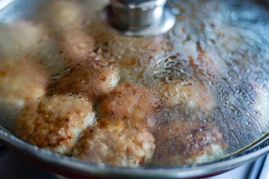 Pirzolalar ocağın tavasında pişiyor..