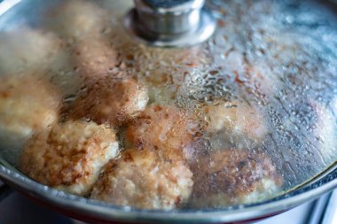 Pirzolalar ocağın tavasında pişiyor..