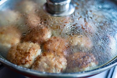 Pirzolalar ocağın tavasında pişiyor..