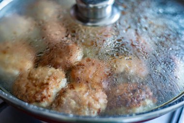 Pirzolalar ocağın tavasında pişiyor..