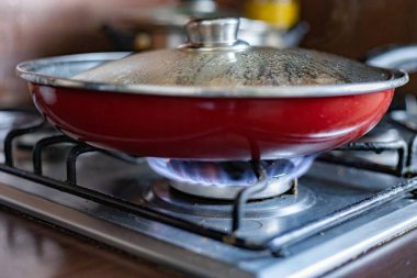 Gaz ocağında kızartma tavası.