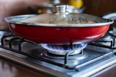 Gaz ocağında kızartma tavası.