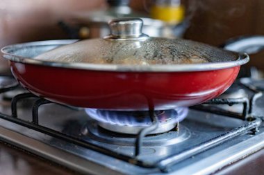 Gaz ocağında kızartma tavası.