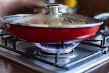 Gaz ocağında kızartma tavası.