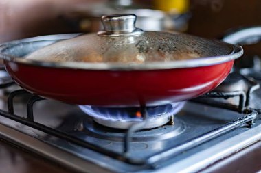 Gaz ocağında kızartma tavası.