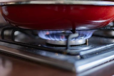 Gaz ocağında kızartma tavası.