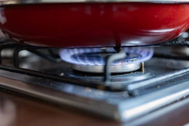 Gaz ocağında kızartma tavası.