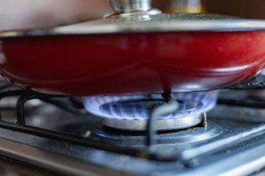 Gaz ocağında kızartma tavası.