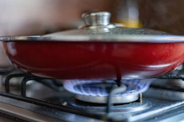 Gaz ocağında kızartma tavası.