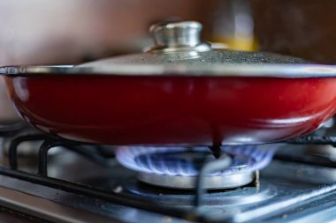 Gaz ocağında kızartma tavası.