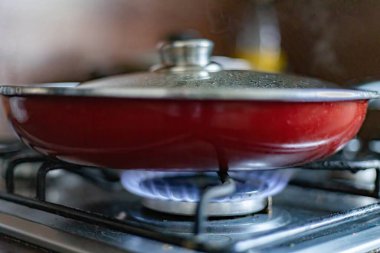 Gaz ocağında kızartma tavası.