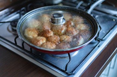 Pirzolalar ocağın tavasında pişiyor..