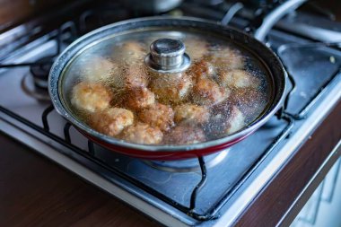 Pirzolalar ocağın tavasında pişiyor..