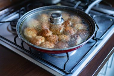 Pirzolalar ocağın tavasında pişiyor..