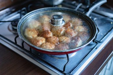 Pirzolalar ocağın tavasında pişiyor..