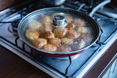 Pirzolalar ocağın tavasında pişiyor..