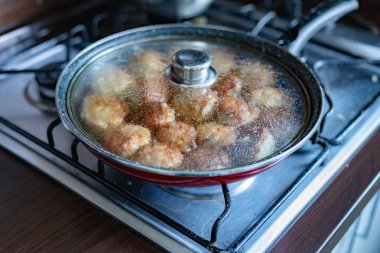 Pirzolalar ocağın tavasında pişiyor..