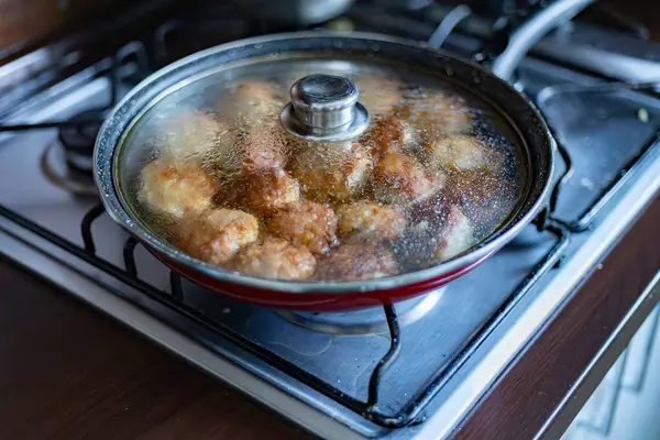 Pirzolalar ocağın tavasında pişiyor..