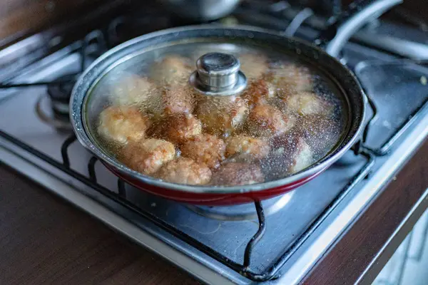 Pirzolalar ocağın tavasında pişiyor..