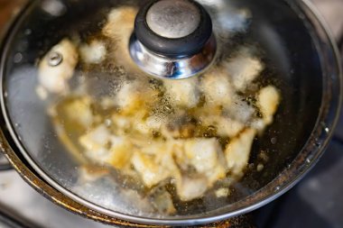 Balık kızartma tavasında kızartılıyor.