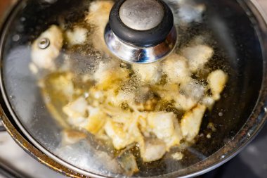 Balık kızartma tavasında kızartılıyor.