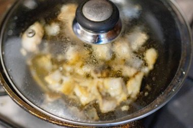 Balık kızartma tavasında kızartılıyor.