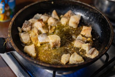 Balık kızartma tavasında kızartılıyor.