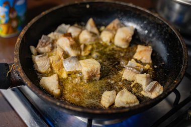 Balık kızartma tavasında kızartılıyor.