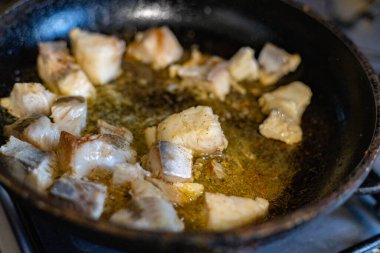 Balık kızartma tavasında kızartılıyor.