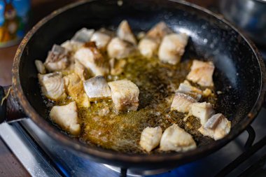 Balık kızartma tavasında kızartılıyor.