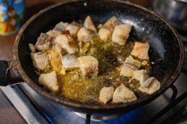 Balık kızartma tavasında kızartılıyor.