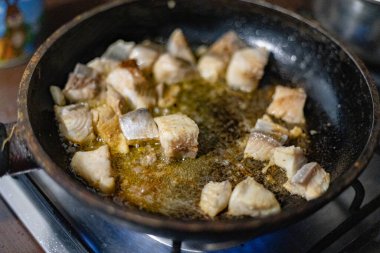 Balık kızartma tavasında kızartılıyor.