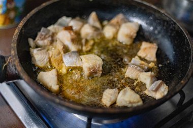 Balık kızartma tavasında kızartılıyor.