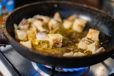 Balık kızartma tavasında kızartılıyor.