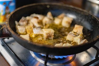 Balık kızartma tavasında kızartılıyor.