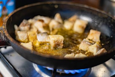 Balık kızartma tavasında kızartılıyor.