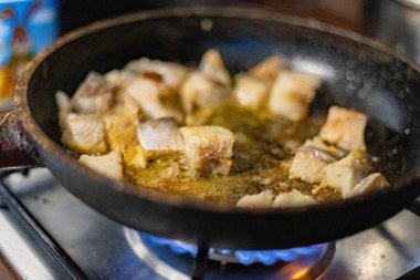 Balık kızartma tavasında kızartılıyor.