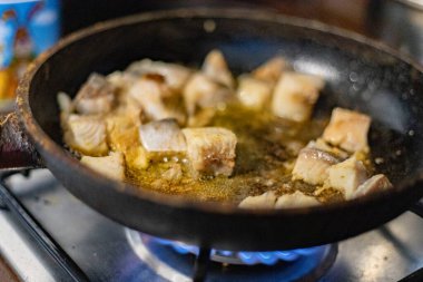 Balık kızartma tavasında kızartılıyor.