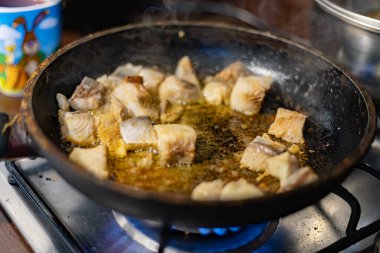 Balık kızartma tavasında kızartılıyor.