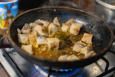 Balık kızartma tavasında kızartılıyor.