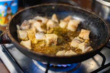 Balık kızartma tavasında kızartılıyor.