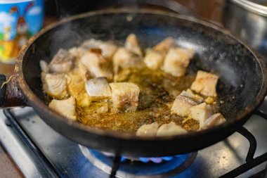 Balık kızartma tavasında kızartılıyor.