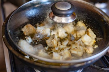 Balık kızartma tavasında kızartılıyor.