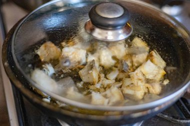 Balık kızartma tavasında kızartılıyor.